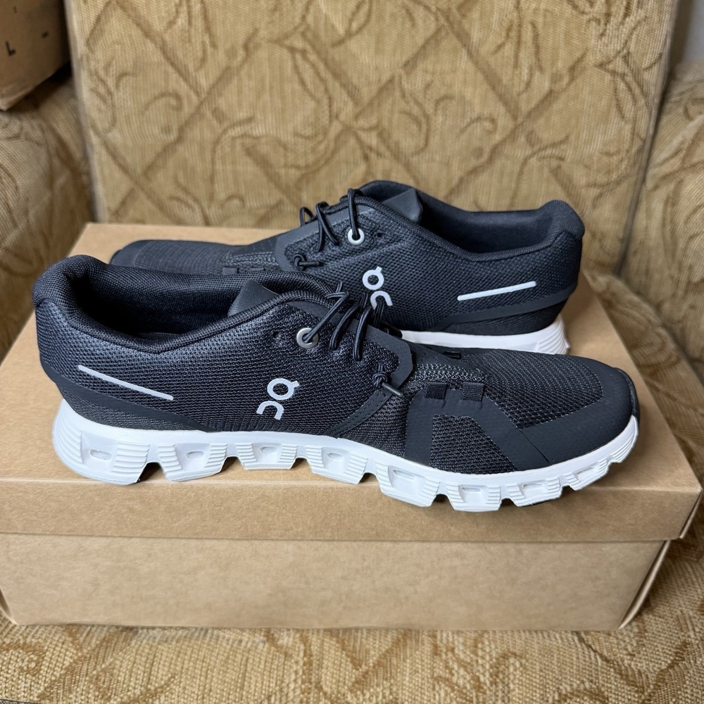 On Cloud 5 Women's Running Shoes Black White Size 8.5 Excellent! - Picture 2 of 9